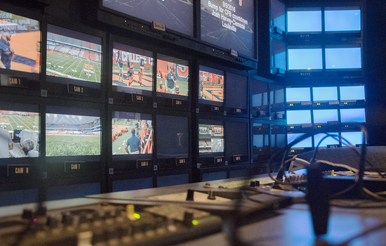 How broadcasters keep up with Syracuse's up-tempo offense