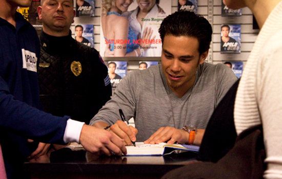 Visit from Olympic speed skater Apolo Ohno draws crowd of more than 600