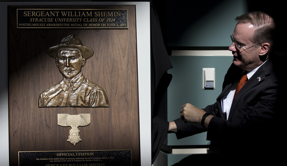 SU honors alumnus with plaque commemorating receipt of Medal of Honor