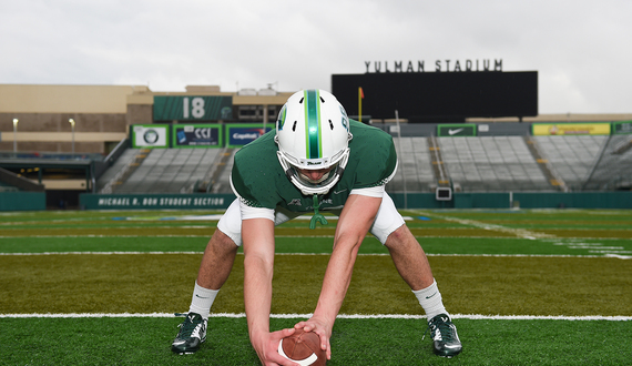 Legally blind long snapper Aaron Golub takes field for Tulane