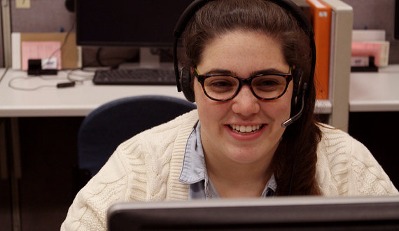 Junior asks alumni for donations while working at the SU call center