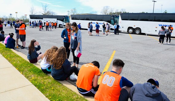 Scenes from Syracuse University&#8217;s Final Four fan buses: Day 1