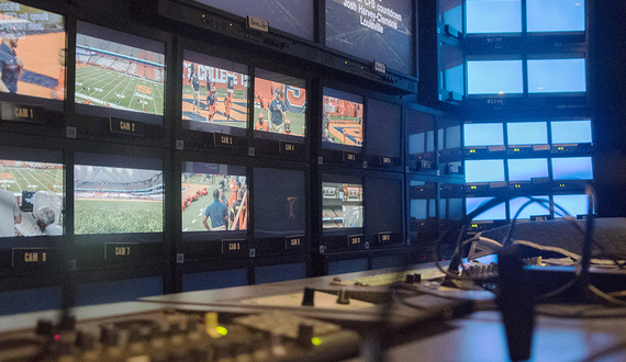 How broadcasters keep up with Syracuse&#8217;s up-tempo offense