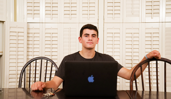 Anthony Fante designs nearly all SU Snapchat geofilters