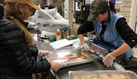 SUNY-ESF soccer teams volunteer with the SU/ESF Food Recovery Network this season