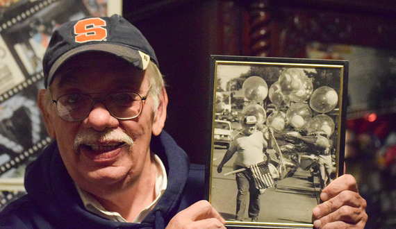 After years in the balloon game, Syracuse’s balloon man prepares to retire