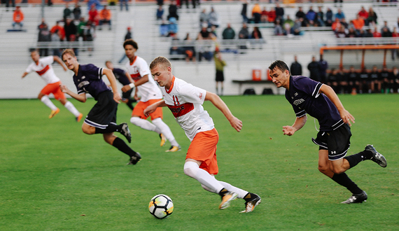 Syracuse thriving when faced with man-down situations