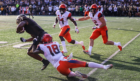 Syracuse survives terrible defensive third quarter in 55-42 win