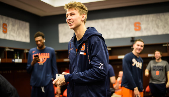 Unplugged: How Syracuse athletes handle their tech addiction