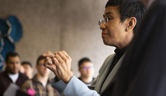Filipina Journalist Maria Ressa accepts Tully Award