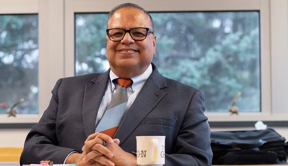Raj Dewan encourages iSchool students to look beyond the classroom