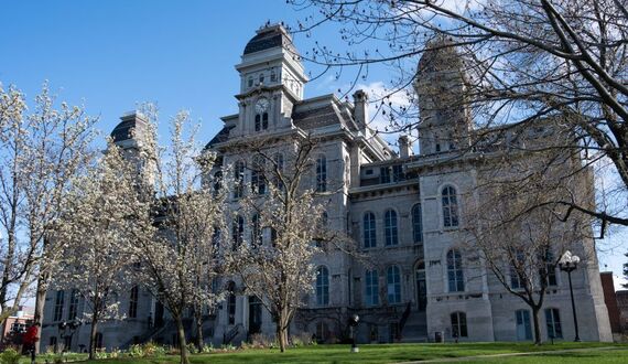 Professors advocate against reduced retirement fund contributions