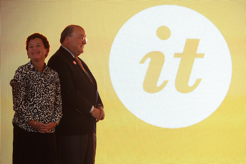 Chancellor Nancy Cantor stands with Dick Thompson, head of the SU Board of Trustees, at the "What is it?" event in the Quad on Thursday.