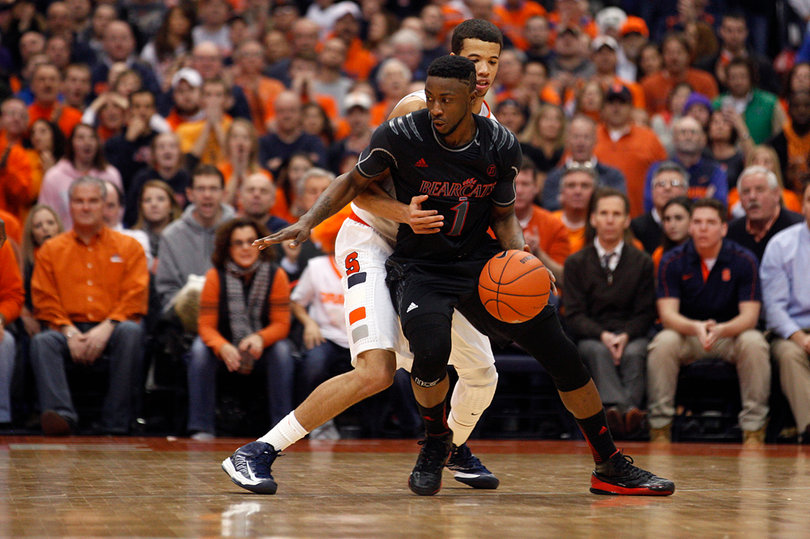 Syracuse point guard Michael Carter-Williams guards Cincinnati guard Cashmere Wright during the second half.