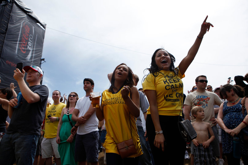 Chelsea Jenkins (left) and Jasmin Lekyi- Menson (right) dance to the live performance by Macklemore and Ryan Lewis.