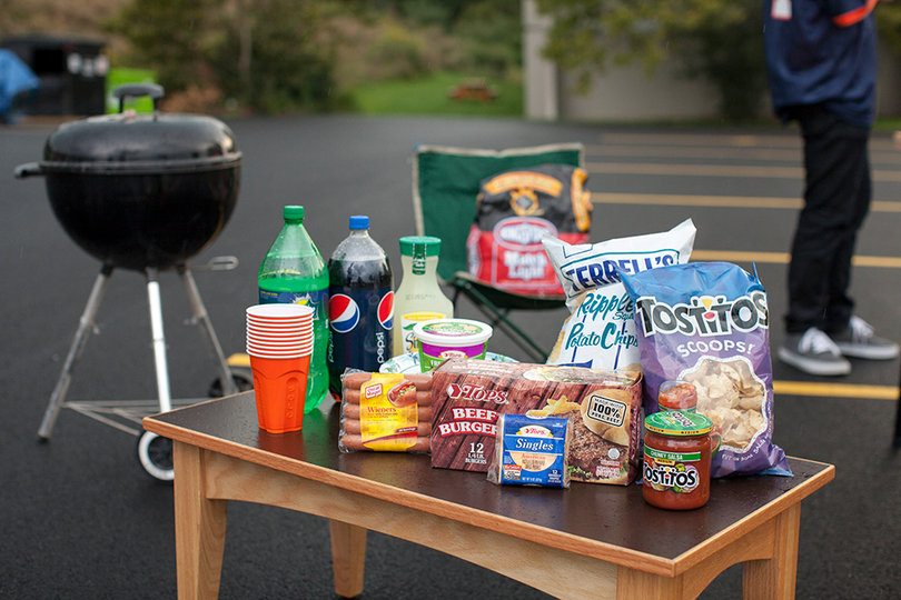 Provide your guests with a variety of snacks, entrees, drinks and desserts. 