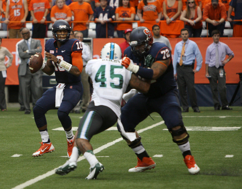 Terrel Hunt looks to pass as Green Wave linebacker Matthew Bailey tries to pass Ivan Foy on the outside.