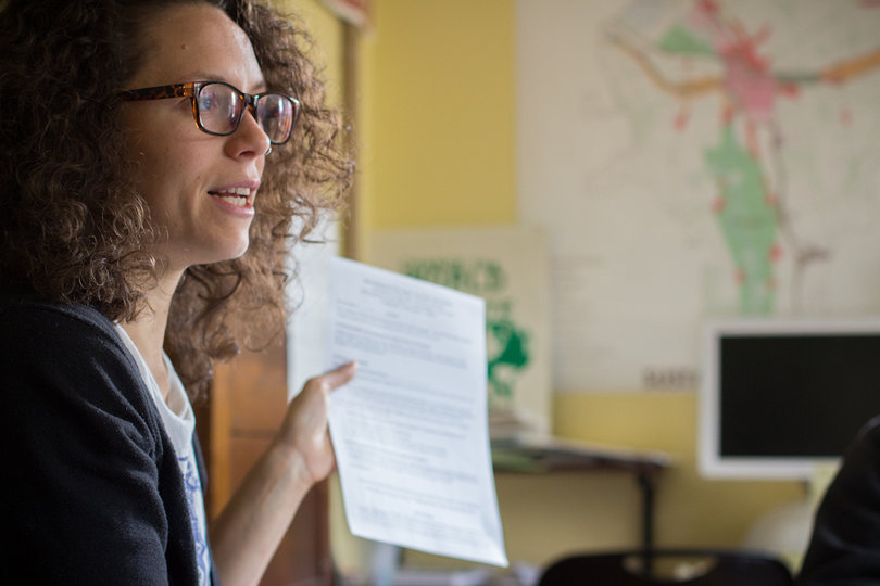 Ursula Rozum, campaign manager for Howie Hawkins, shows members the script used for door knocking.