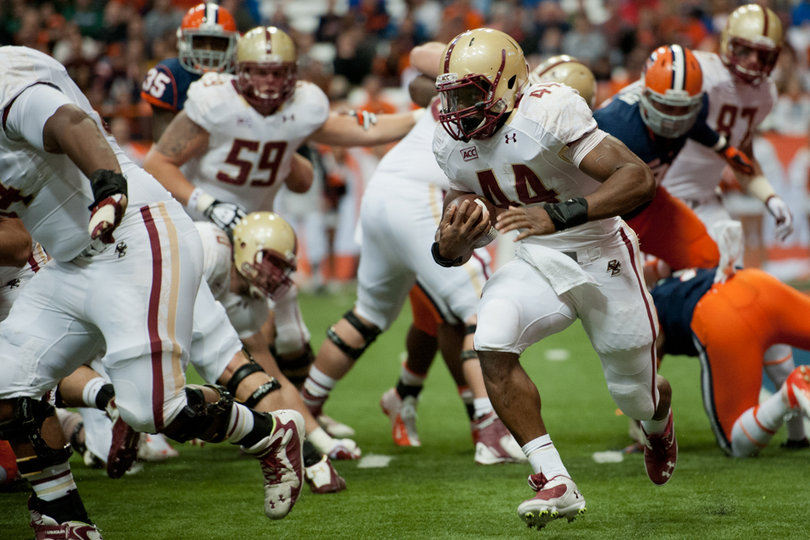 Williams bounces outside and follows his lead blocker up field. 