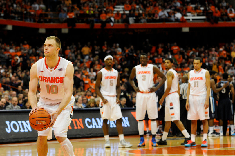 The Syracuse players on the court watch as Cooney hits foul shots to finish out the game. 
