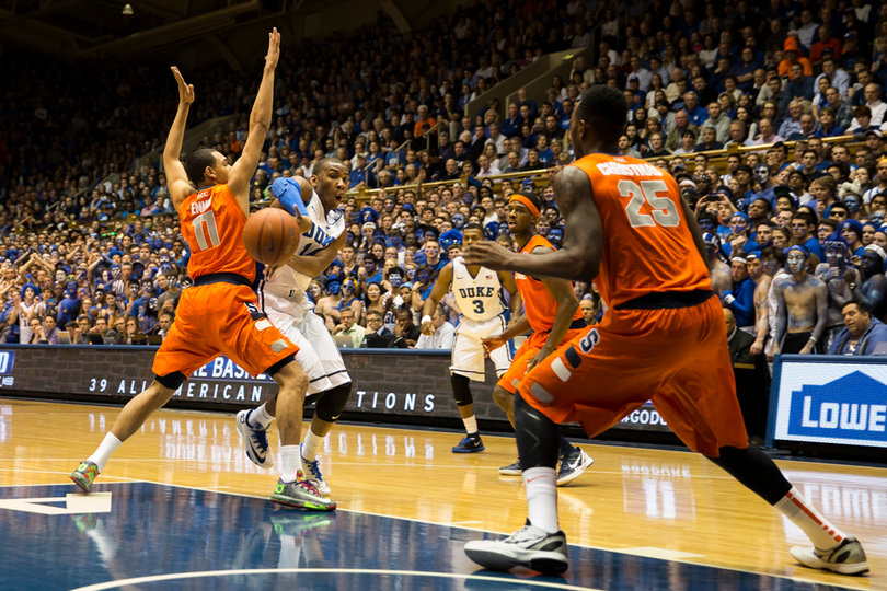 Rasheed Sulaimon throws a no-look pass in the lane. 