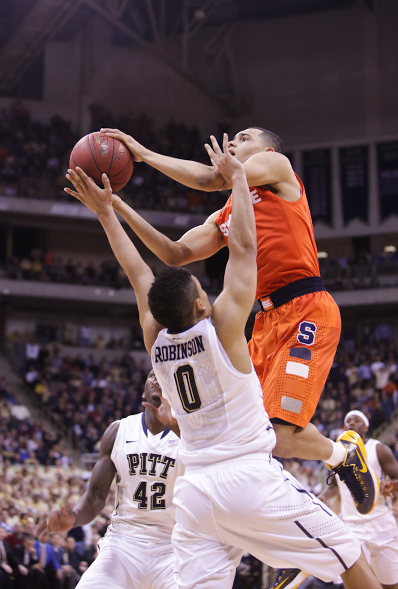 Ennis goes up over James Robinson and draws a foul in the final minute. Ennis hit both free throws to give Syracuse a one-point lead. 