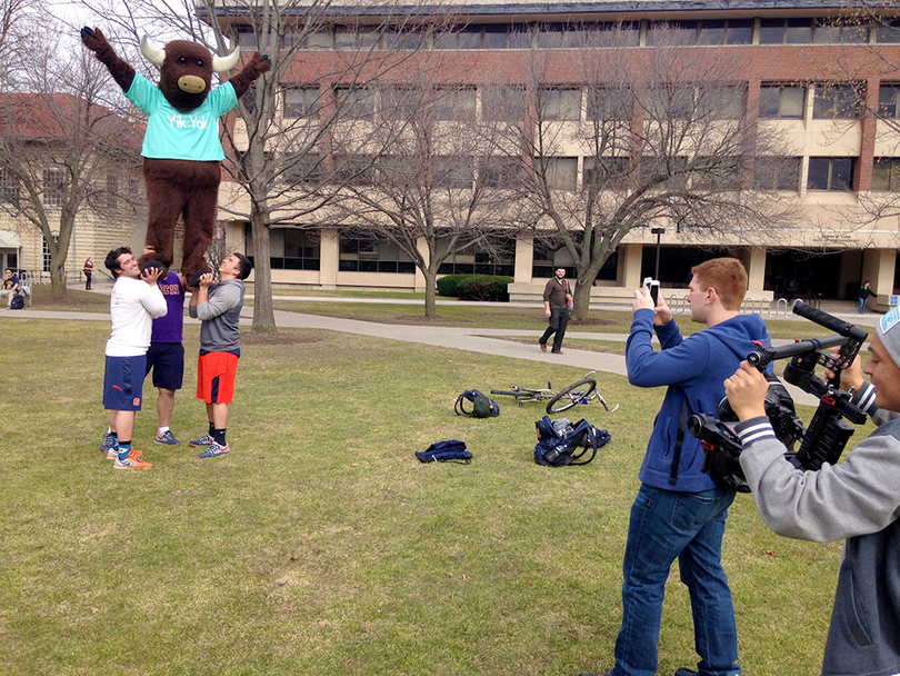 Yik Yak mascot storms the Quad as part of app&#8217;s college tour