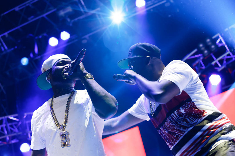 50 Cent stopped his set to address the seemingly tired crowd. He said, "This is the motherf*cking good part, Syracuse," and immediately started playing “Hate It or Love It.”