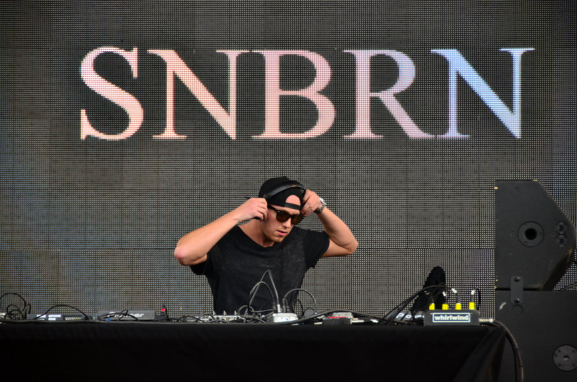 SNBRN was three hours away in Ottawa, Canada, performing at Capital Block Party the night before his Juice Jam appearance. Despite his lack of sleep, the artist hit the stage first at noon to a small crowd. The DJ played remixes of old hits like “Sexual Healing” by Marvin Gaye and his own songs like “Raindrops.”