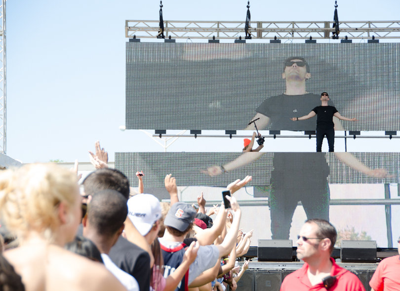 3LAU came out standing on his DJ booth, raising his hands up to the sky.