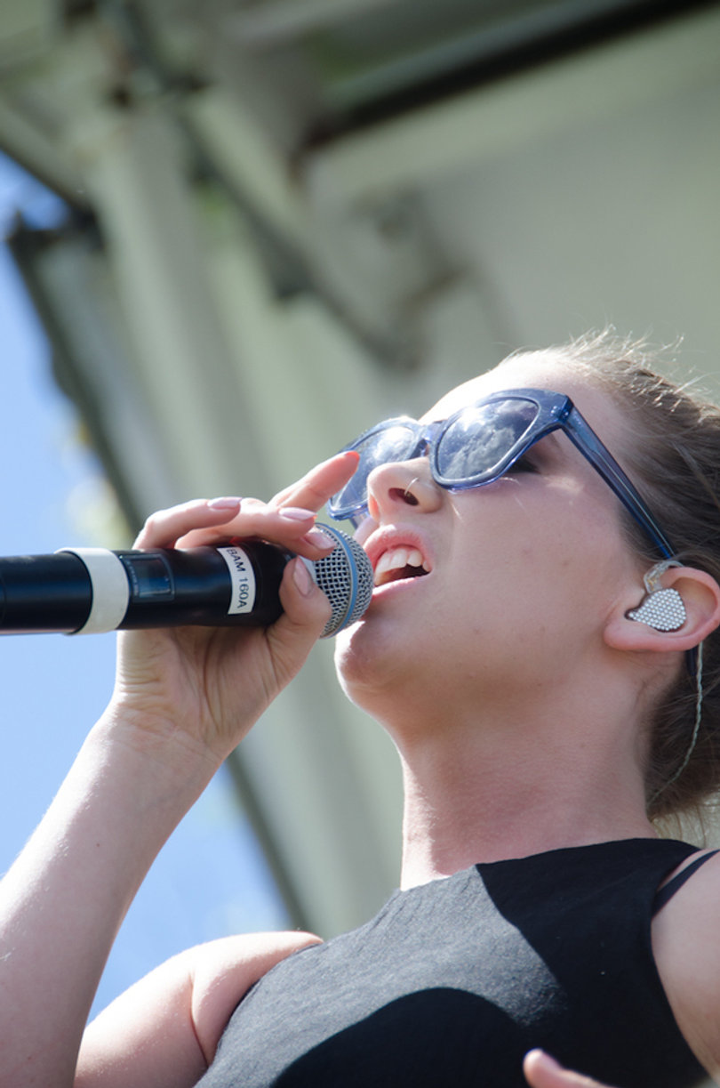 Georgia Nott, the lead singer of Broods, belted out their single, "Bridges."