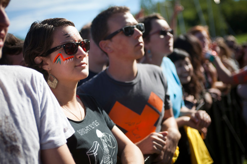 Many of Delong's fans painted their faces for his concert.