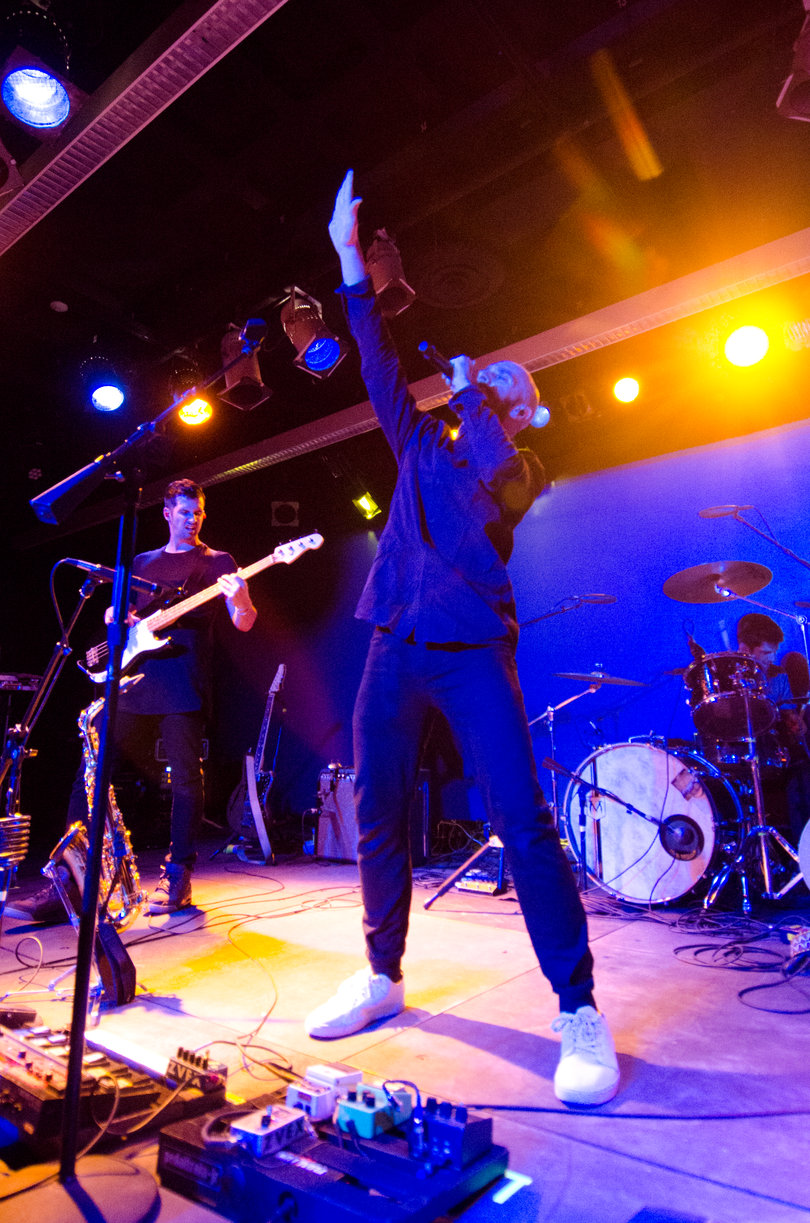 Harris showed a wide vocal range during his performance. 