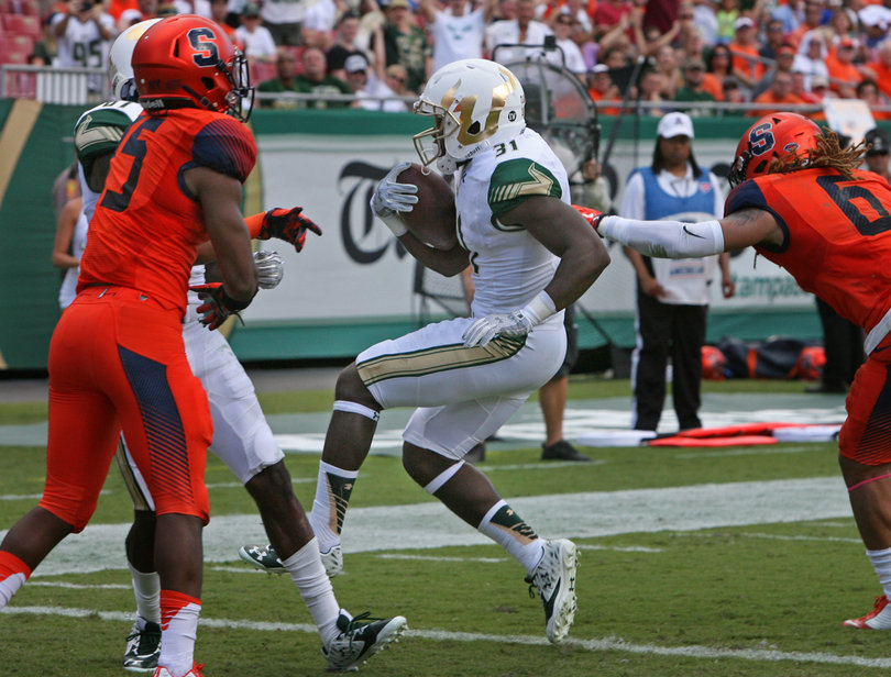 USF running back Darius Tice (31) scores in the second quarter.