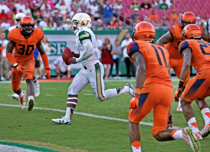 USF quarterback Quinton Flowers keeps the ball as he rushes for a touchdown in the fourth quarter. 