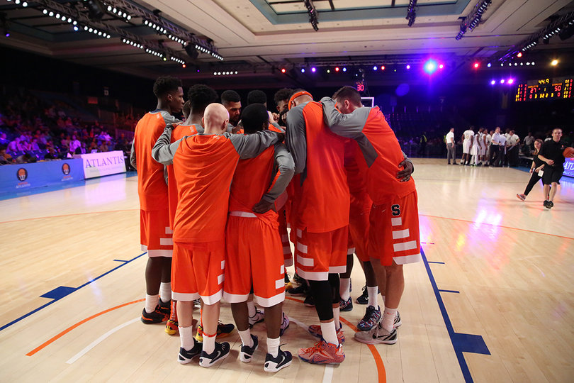 Syracuse gathers as a team before the start of the second half.