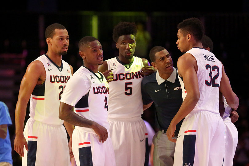 UConn head coach Kevin Ollie gathers his players, including Shonn Miller (32), Nnamdi Amilo (23), Gibbs and Hamilton.