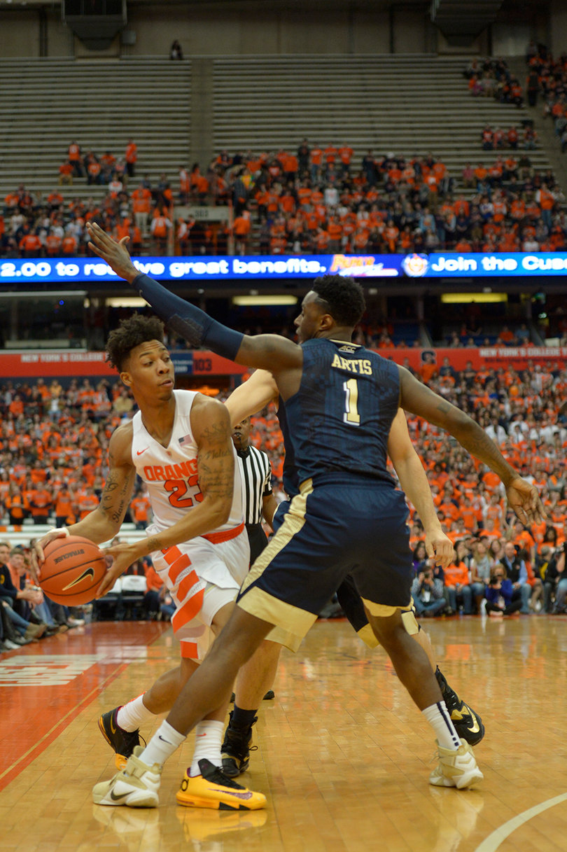 Malachi Richardson tries to slip a pass around Pittsburgh forward Jamel Artis. Richardson scored just six points and contributed five assists. 