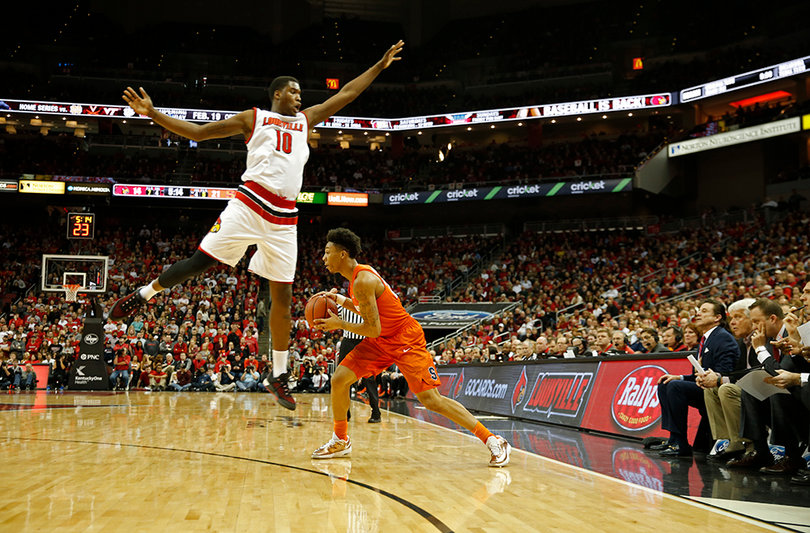 Louisville forward Jaylen Johnson leaps at Richardson at the 3-point line. 