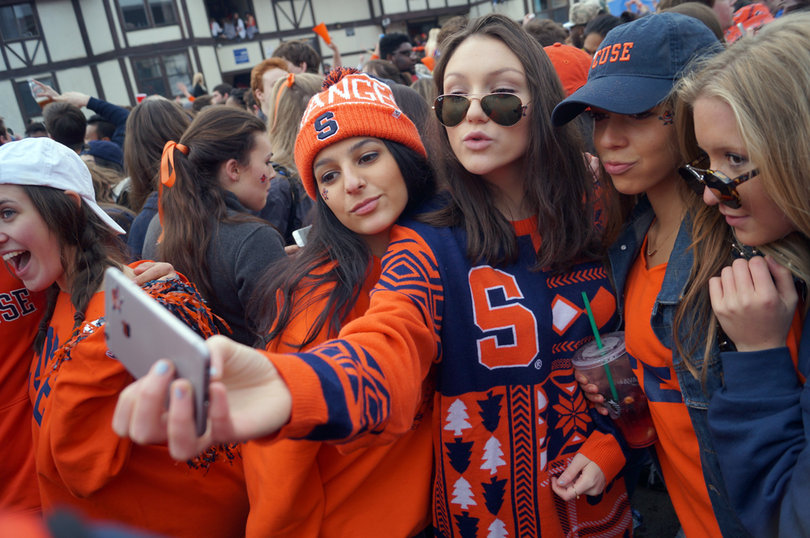 A group of SU students take a selfie together.