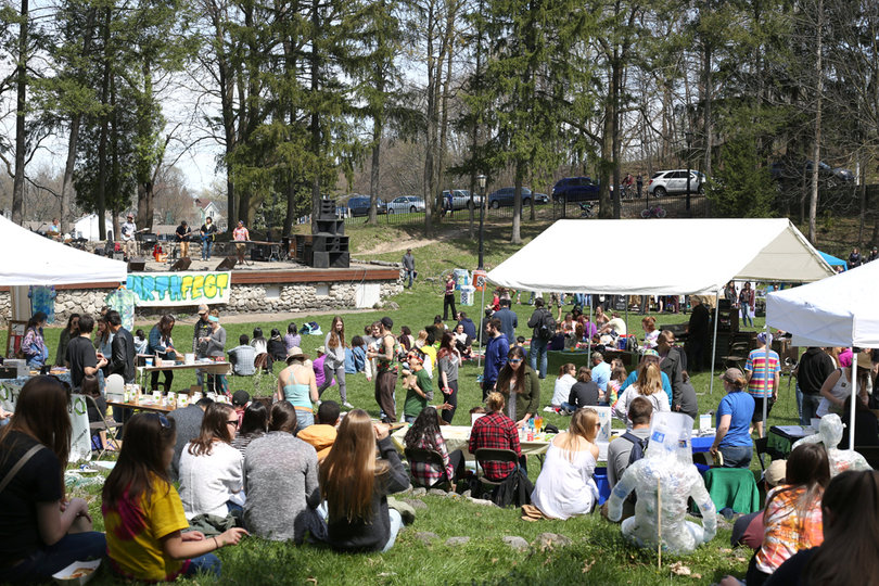 Students and Syracuse community members gather on Sunday to celebrate Earthfest at Thornden Park.