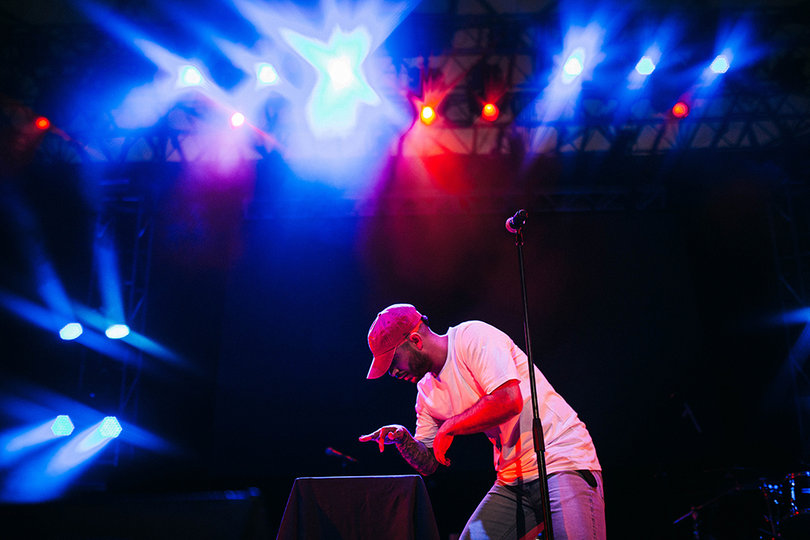 Jon Bellion gets down to the sounds of his backup musicians.