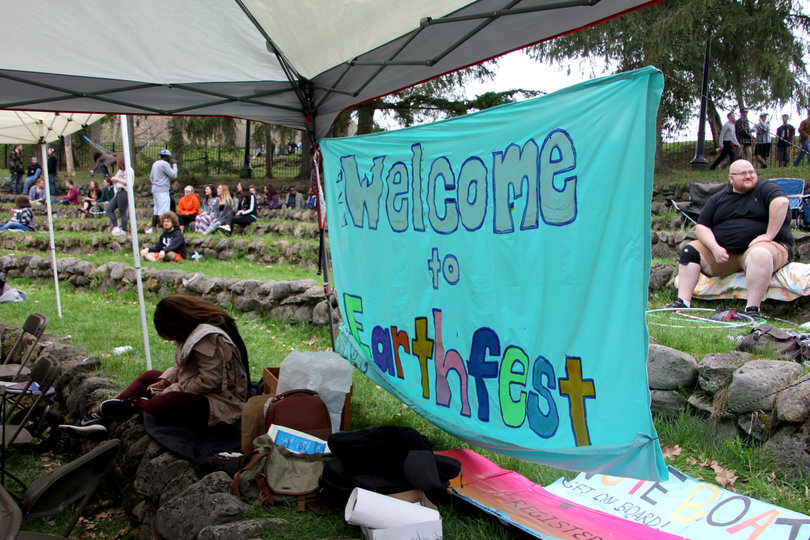 A handmade sign welcomes students and the public to Thornden Park for Earthfest 2016.