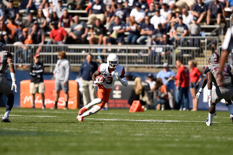 Syracuse wide receiver Ervin Philips runs with the ball in his right hand.