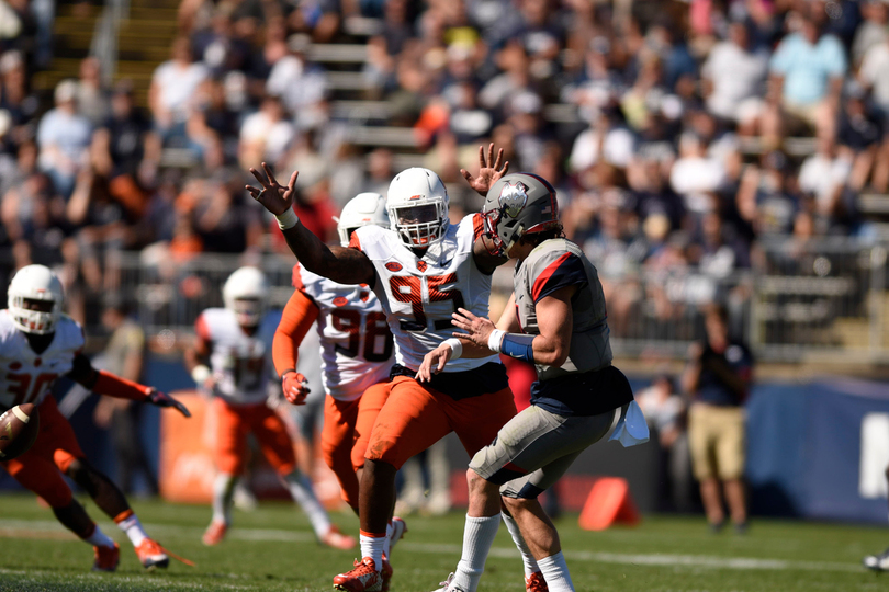 Live blog: Syracuse holds on to beat Connecticut, 31-24