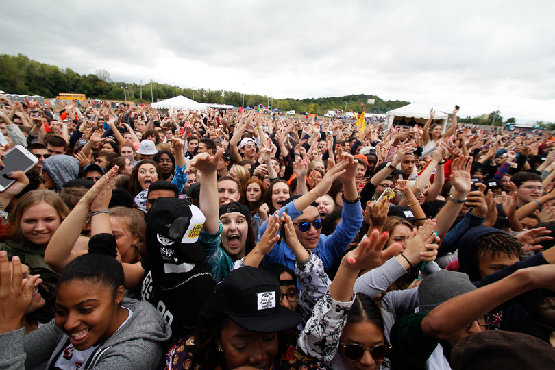 Before Matt and Kim's performance, the crowd started chanting "Back the f*ck up" as people in the front row were pushed closer to the barrier. 