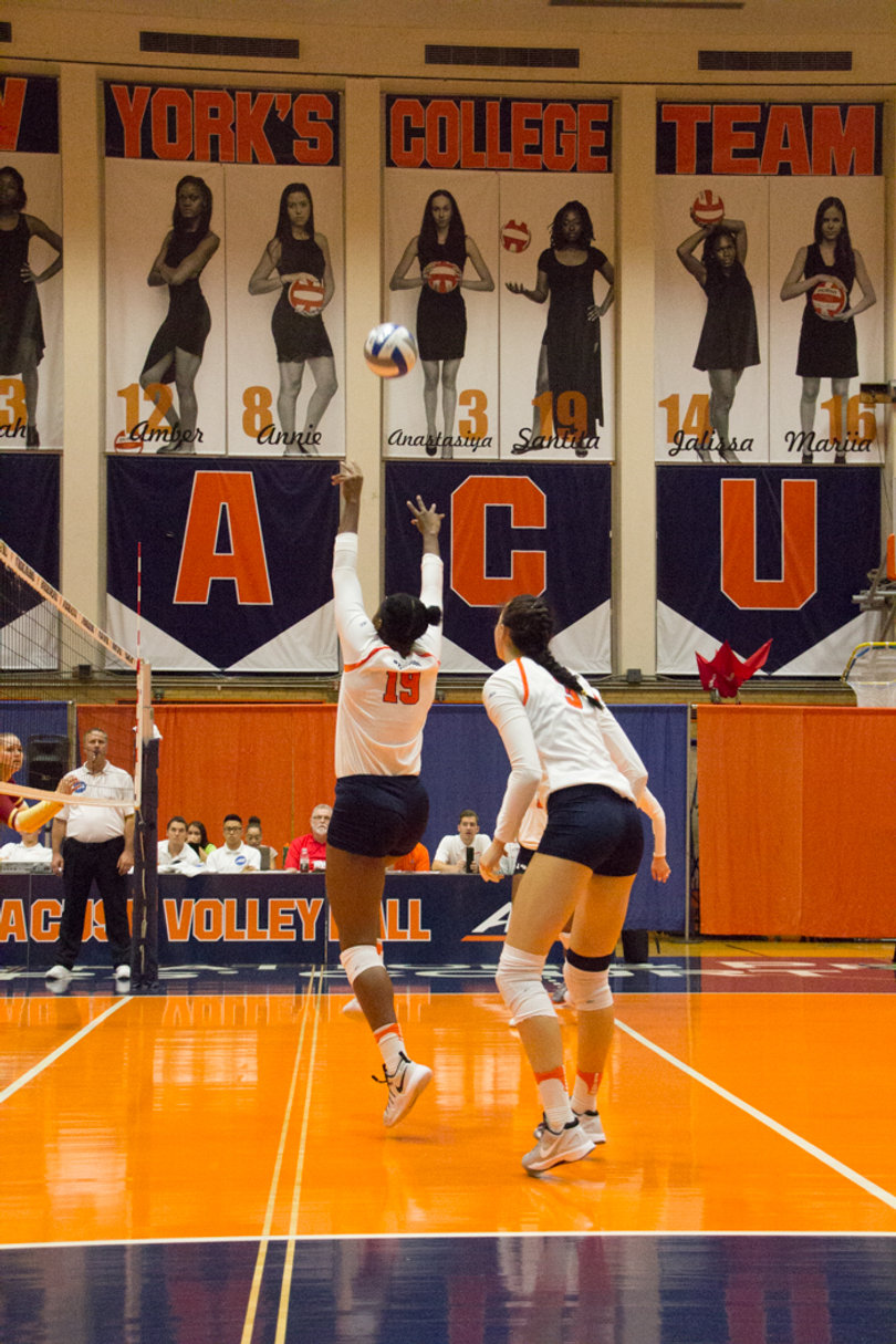 Santita Ebangwese (19) sets a ball to teammates during the victory.