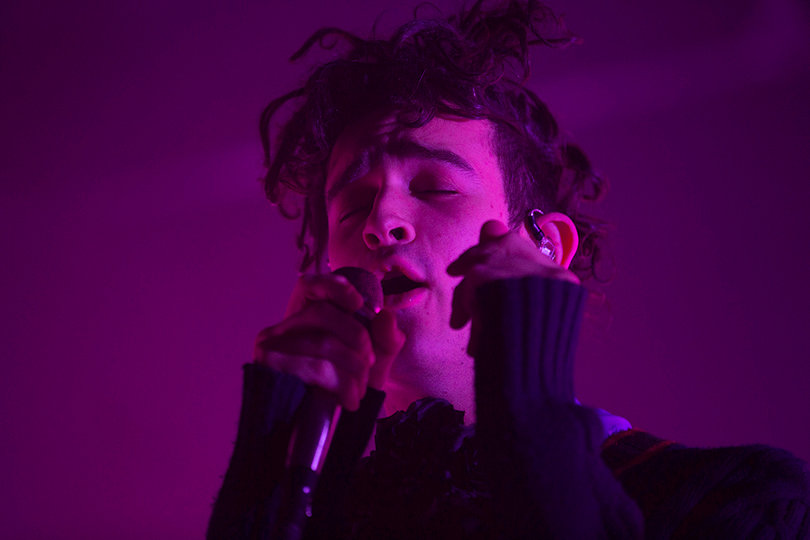Singer Matthew Healy led The1975 in performing well-known tracks such as "Somebody Else" and "Girls."