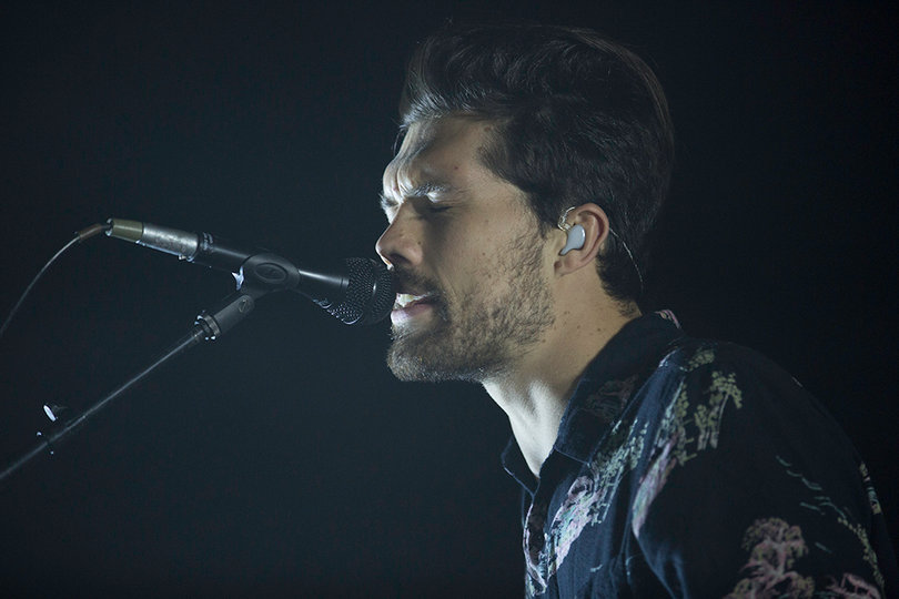 Anthony West, the other half of Oh Wonder, sang alongside Vander Gucht and played guitar.