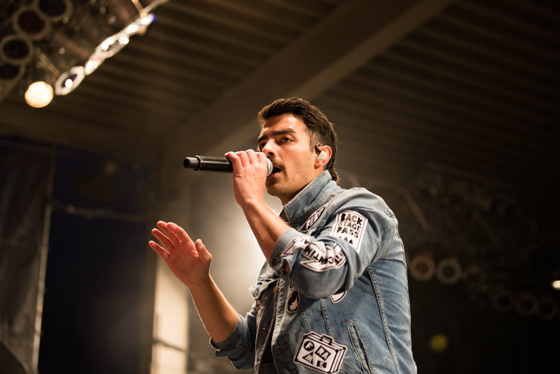 "Game of Thrones" star, Sophie Turner, visited rumored boyfriend, Joe Jonas, during his performance with the band.